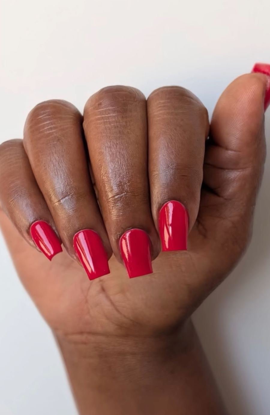Kräftig rote Nägel in glänzendem Finish, Maniküre bei VELOUR Aesthetic in Lachen